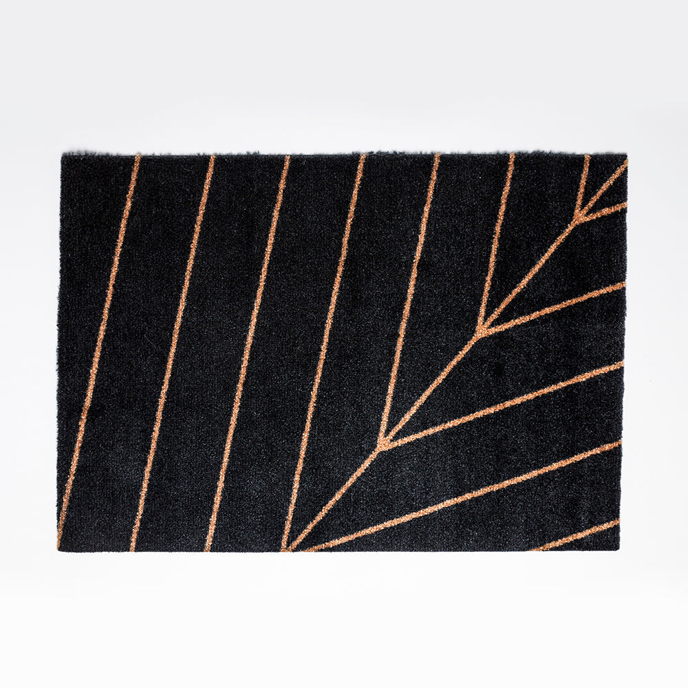 Heymat Eine Nightfall indoor doormat with juniper-needle geometric lines on black base, recycled PET, non-slip backing