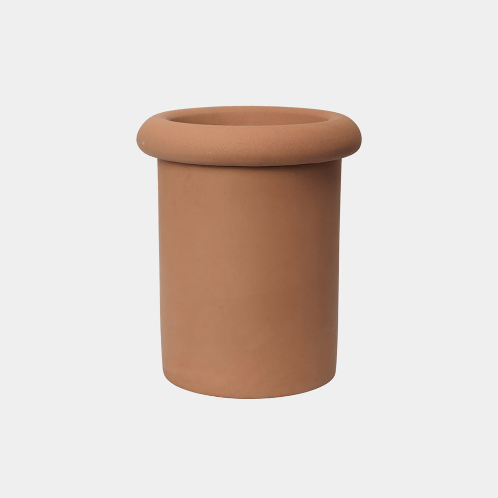 Rollo pot in terracotta with tall saucer on a neutral background, showing cylindrical form and pronounced rim detail