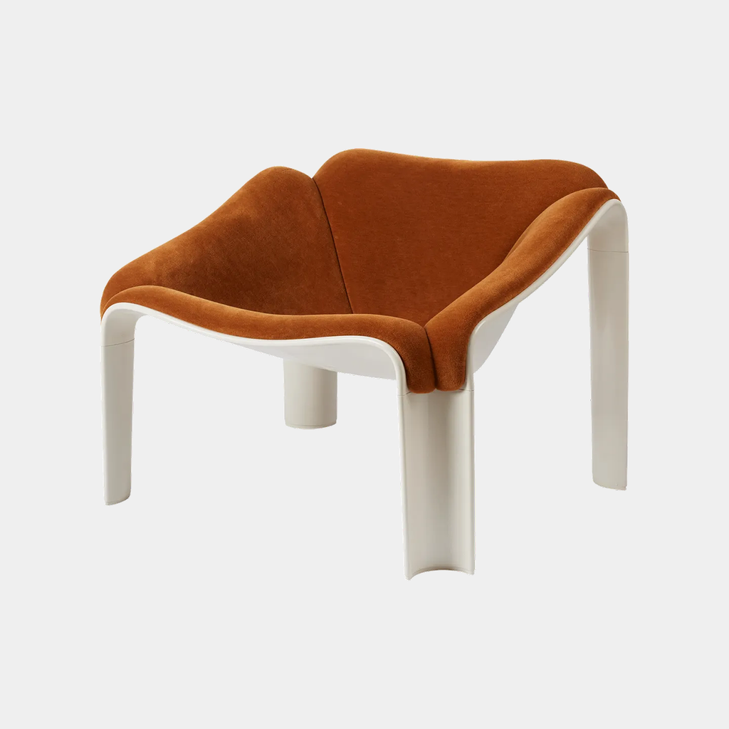 F300 lounge chair by GUBI in Alpaca Alto 21, showcasing its sculptural curved silhouette and iconic modern form